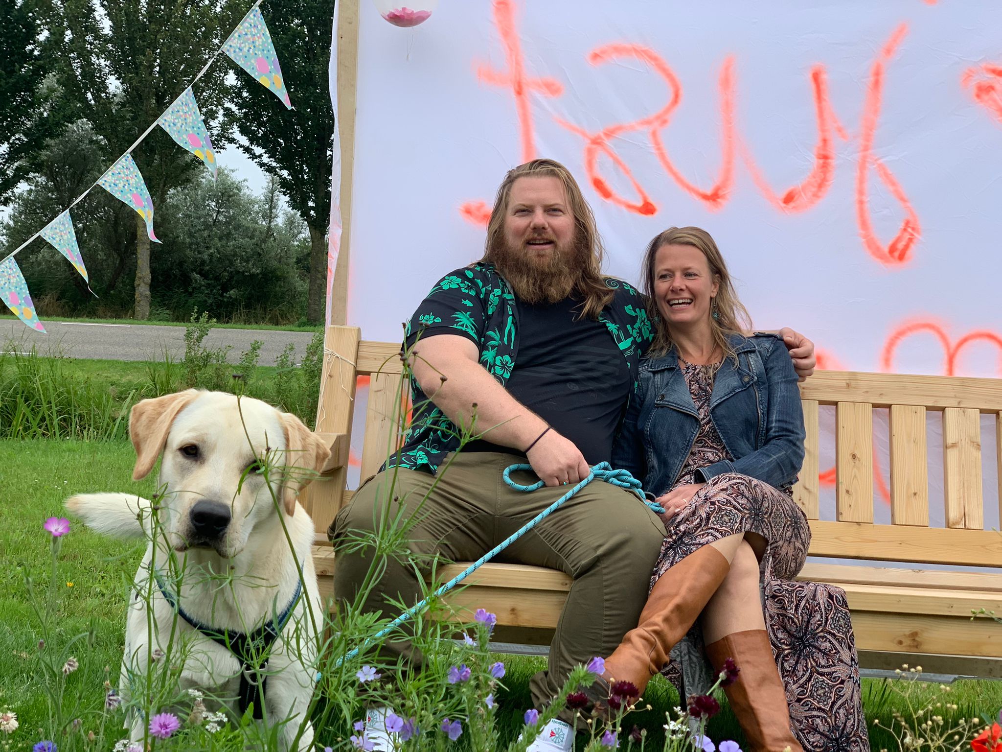 Michael en Geartsje met hun hond bij Sportpension Heartstay op Terschelling
